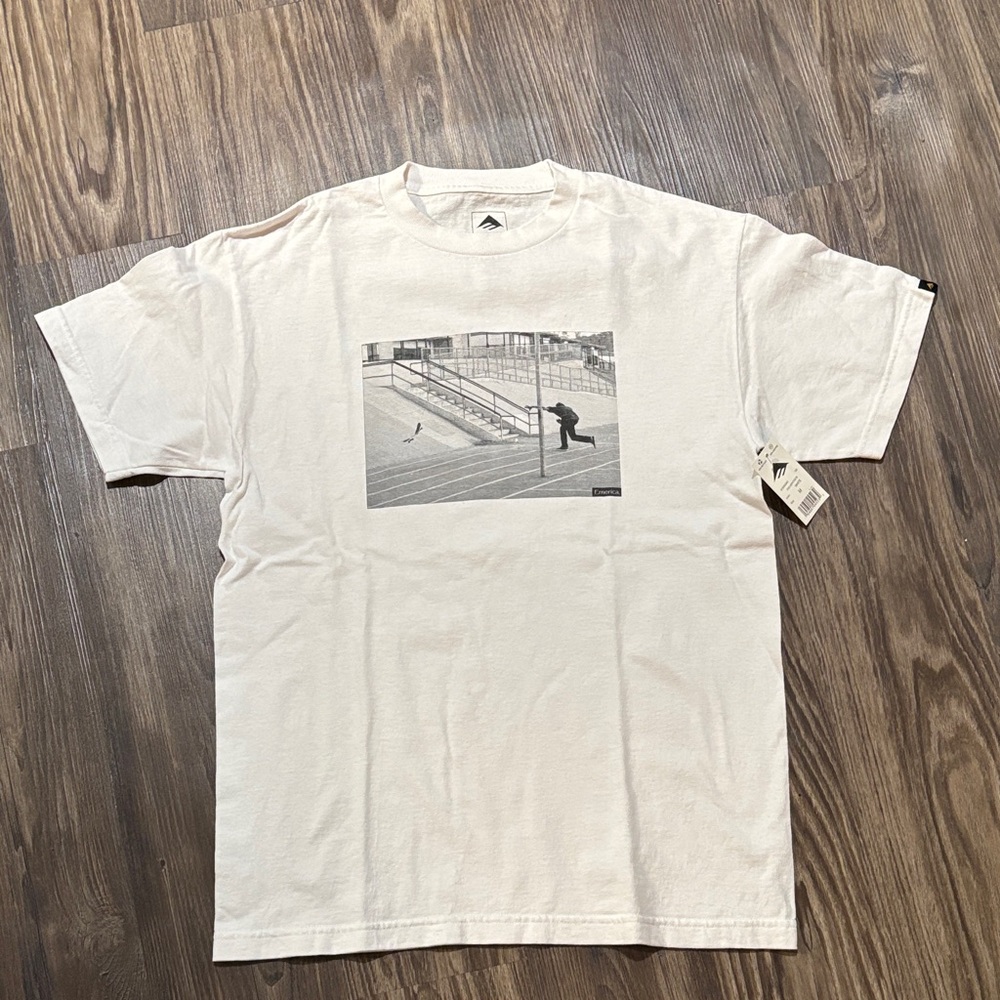 NWT Emerica Figgy focus tee